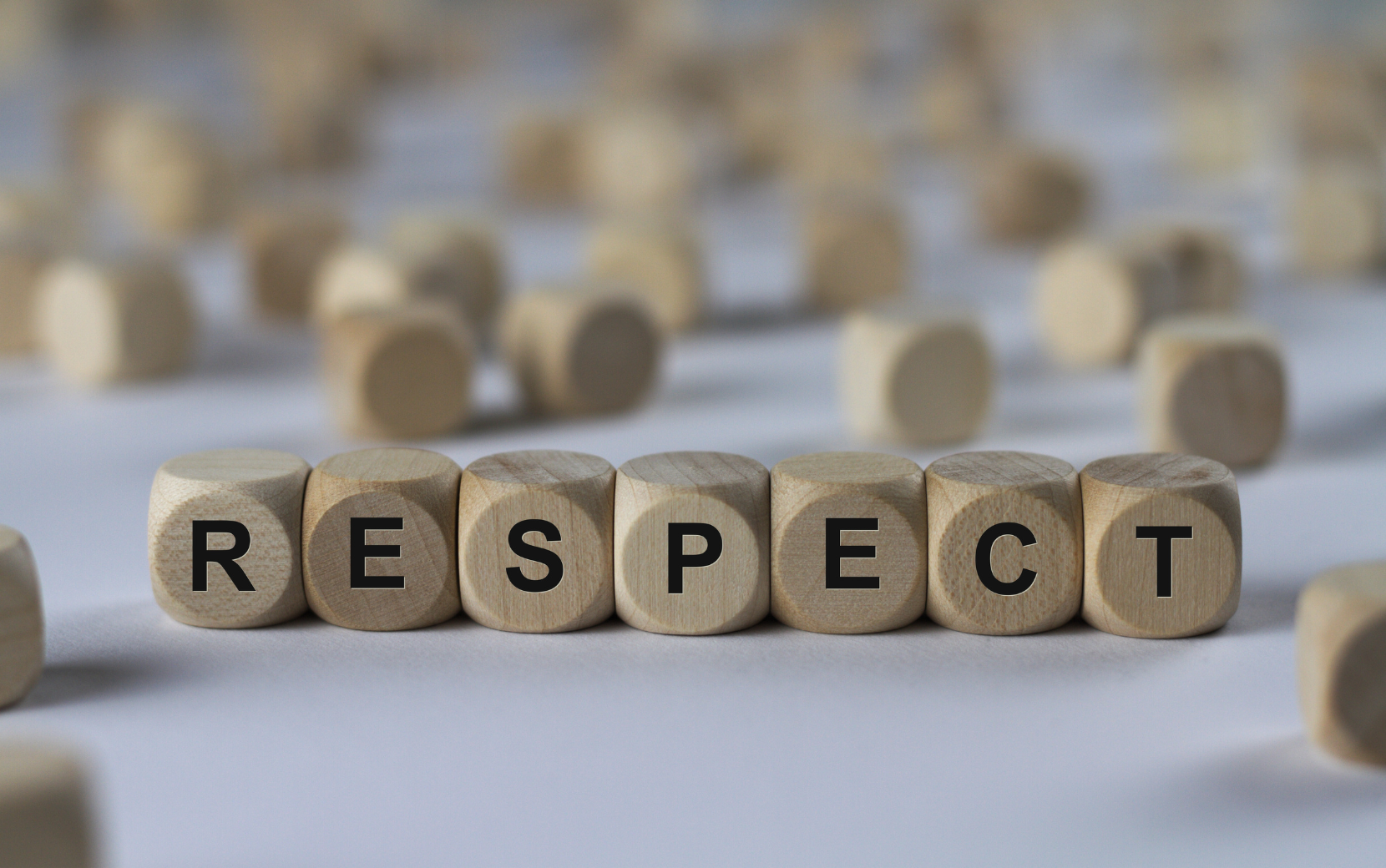 Mot "respect" écrit avec des cubes de bois
