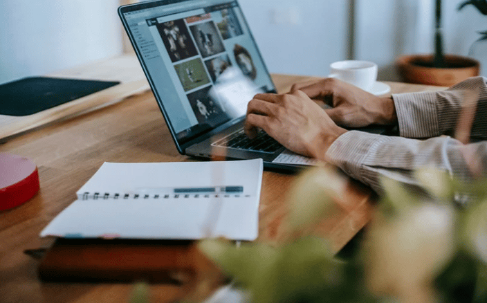 Freelance en train de chercher une infographie pour illustrer une publication LinkedIn