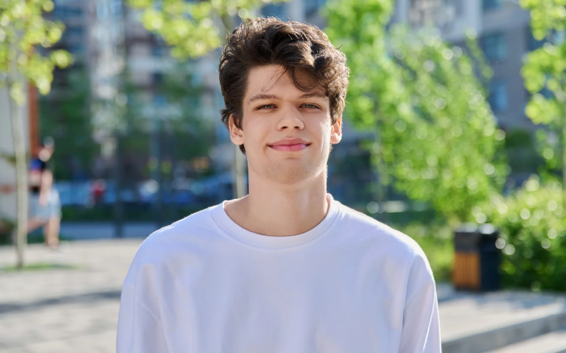 Lucas, jeune diplômé en ingénierie