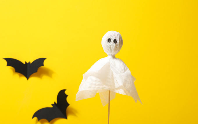Petite figurine de fantôme avec deux chauve-souris voletant à ses côtés