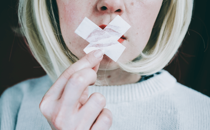 Femme à la bouche scotchée, symbole des tabous concernant le handicap en entreprise