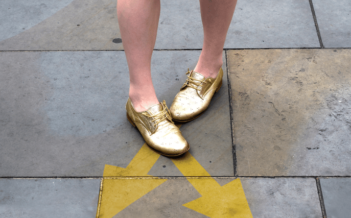 Pieds de femme posés sur une flèche : à gauche, ou à droite ?